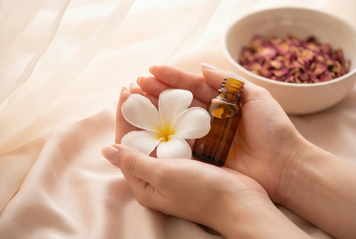 Massage monoi — soin corporel detente huile de monoi